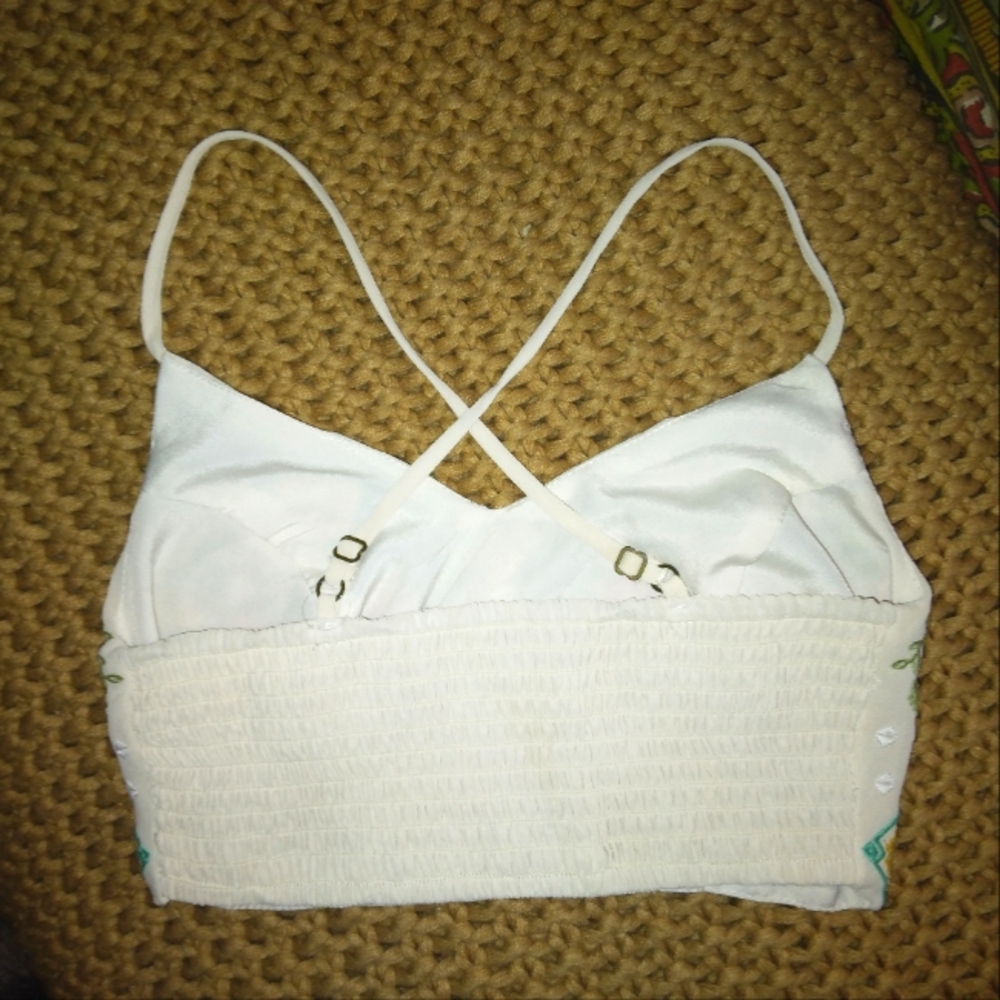 Beautiful embroidered tiny crop top - Picture 2 of 3